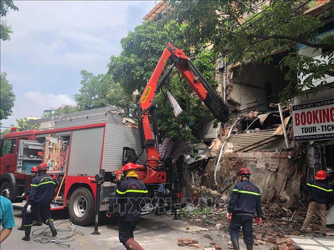 Hà Nội: Sập nhà 2 tầng trên phố Hàng Bông