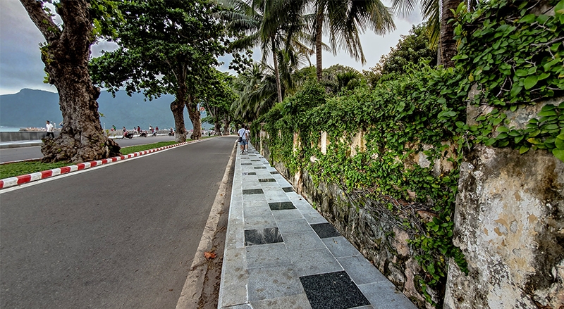 Quanh khu vực hành chính trước đây trên đảo, những bức tường rào do người Pháp xây dựng vẫn còn được giữ nguyên, bình lặng và cổ kính.