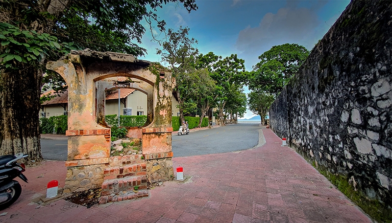 Một chốt gác còn sót lại trước trại tù Phú Hải.