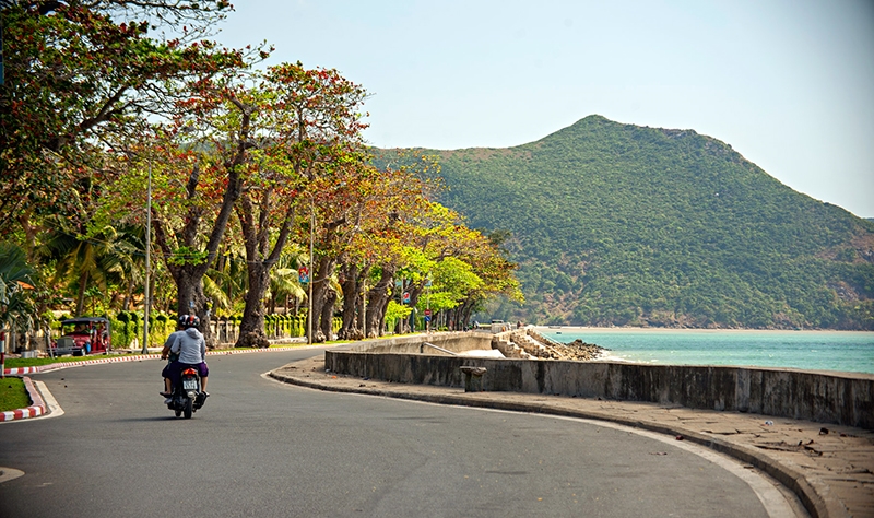 Đường Tôn Đức Thắng, con đường đẹp nhất ở Côn Đảo.