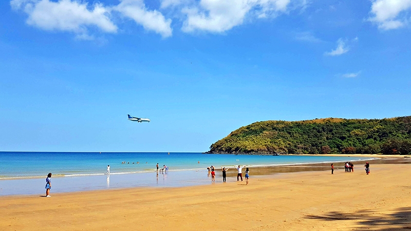 Quanh Côn Đảo có nhiều bãi biển đẹp, bãi Đầm Trầu gần sân bay Cỏ Ống là một trong số đó.