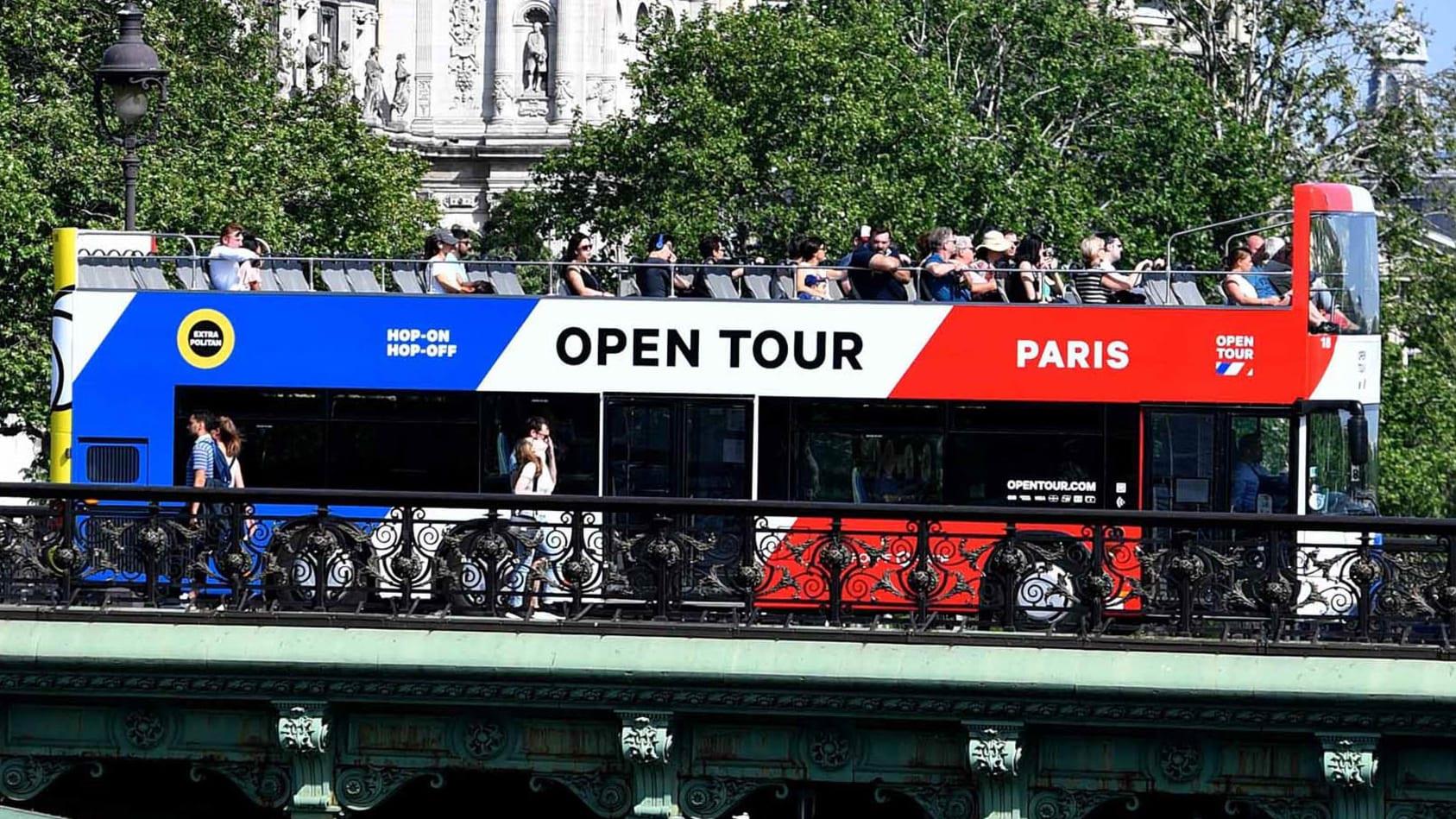 Paris hạn chế lưu thông xe buýt vì quá tải khách du lịch