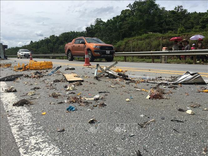 Ba xe ô tô đâm liên hoàn trên cao tốc Hà Nội - Lào Cai