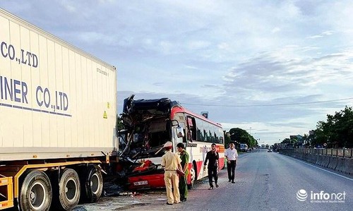 Nghệ An: Xe du lịch đâm vào đuôi xe container khiến 1 người chết, 14 người bị thương
