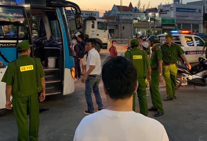 Khẩn trương truy bắt hai đối tượng chặn xe khách, đập phá cửa, cướp tài sản của lái xe

