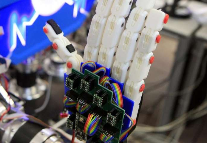 Robot có khả năng giao tiếp bằng ngôn ngữ ký hiệu