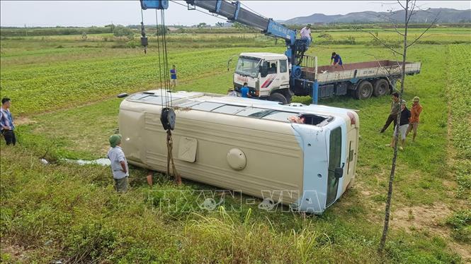 Nghệ An: Xe chở công nhân lật xuống ruộng, 21 người bị thương