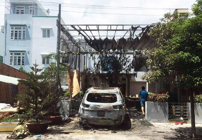 Đồng Nai: Điều tra vụ cháy quán cà phê do nghi bị ném bom xăng