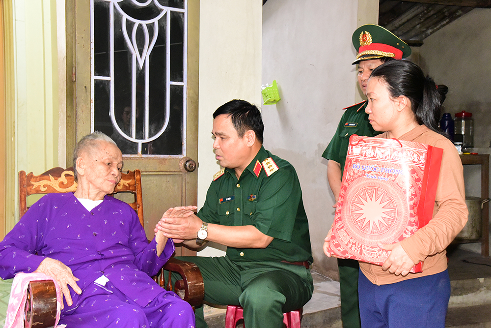 Thượng tướng Lê Chiêm thăm, tặng quà các gia đình chính sách tỉnh Quảng Trị