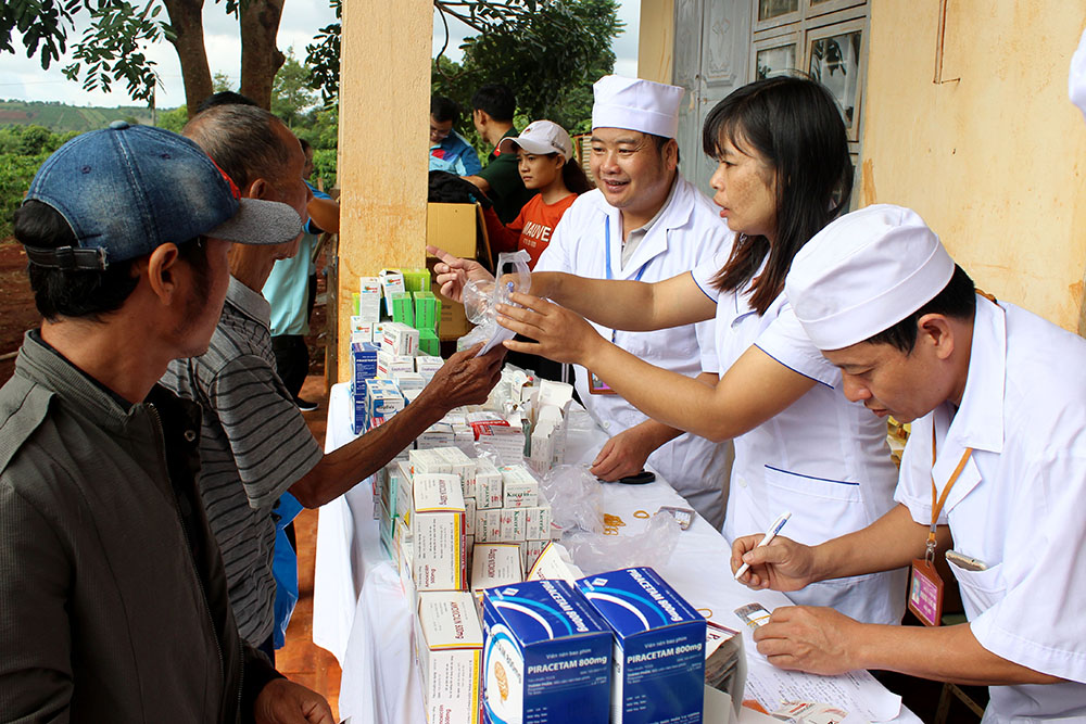 Bệnh viện Quân y 211 khám bệnh, tặng quà các đối tượng chính sách