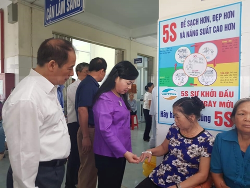 Bộ trưởng Bộ Y tế thăm và làm việc tại một số cơ sở y tế tỉnh Hà Nam