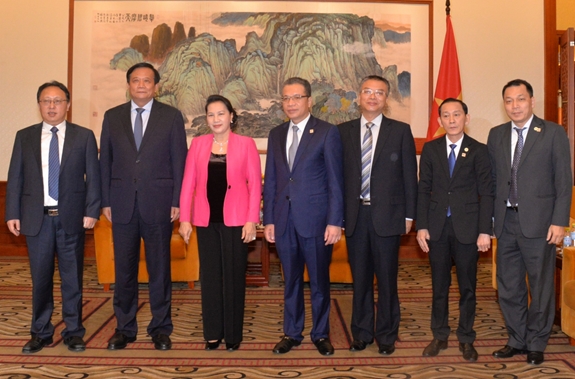 Chủ tịch Quốc hội Nguyễn Thị Kim Ngân tiếp lãnh đạo các doanh nghiệp tại Bắc Kinh