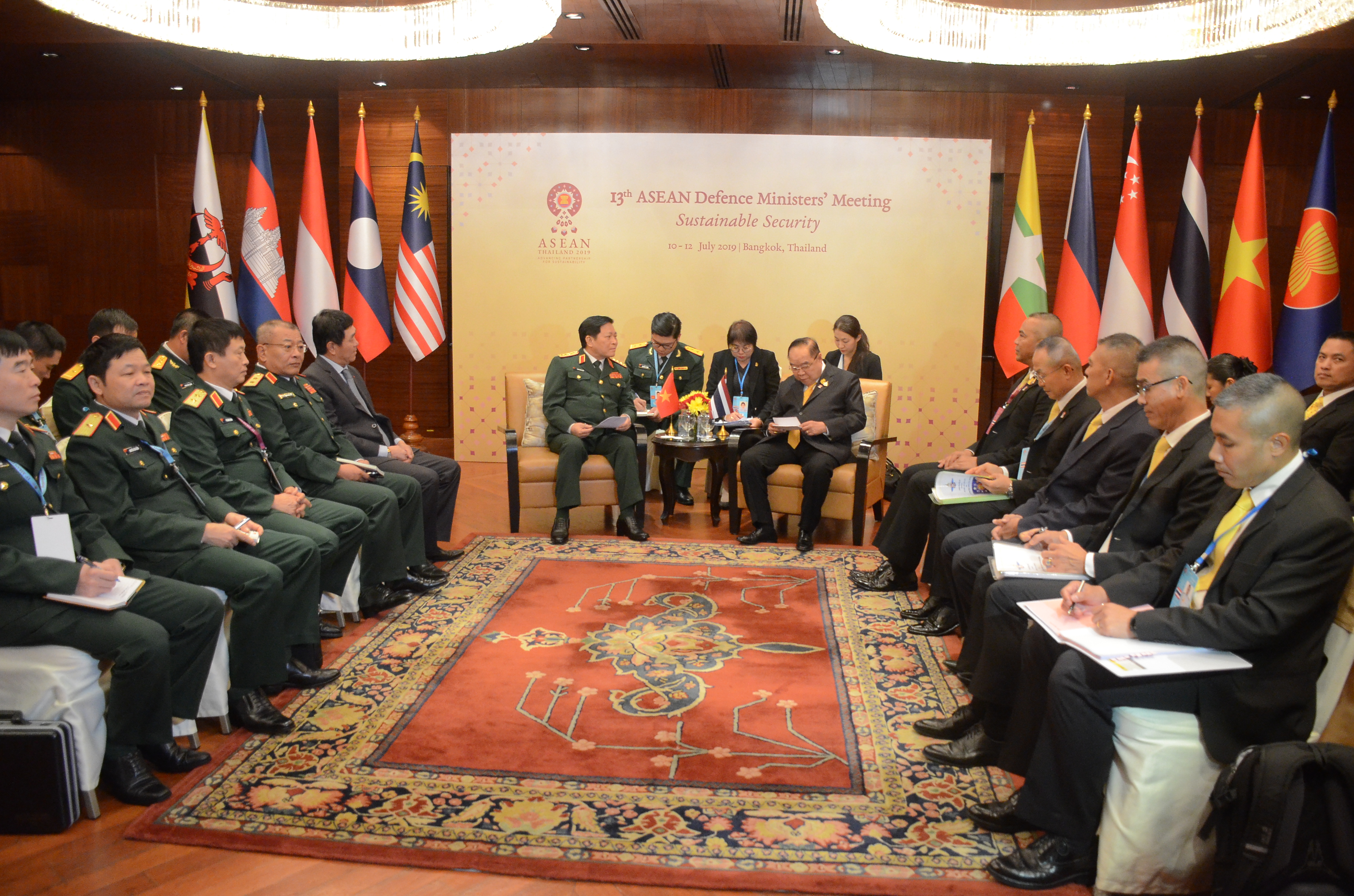 Bộ trưởng Ngô Xuân Lịch gặp song phương với Bộ trưởng Quốc phòng Thái Lan, Lào