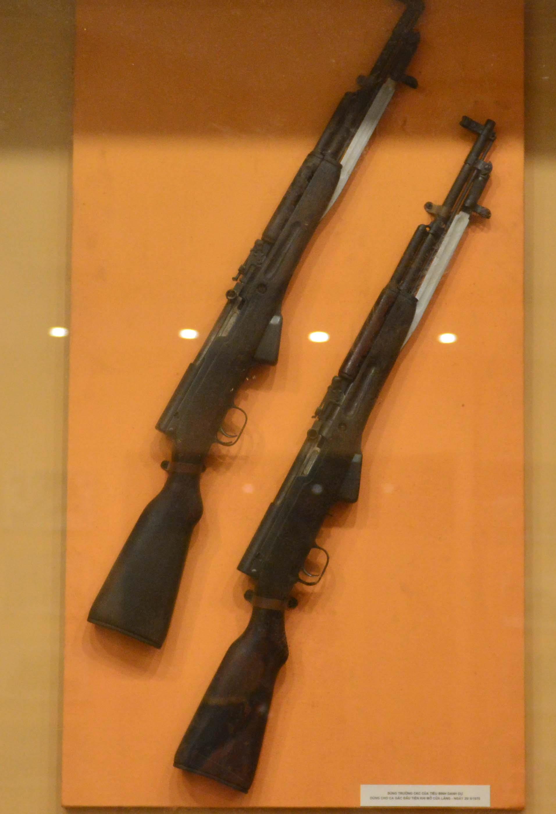 Hai khẩu súng trong phiên gác tiêu binh đầu tiên

