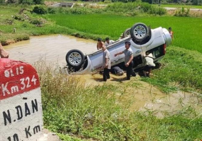 Xe ô tô 7 chỗ lao xuống hố nước, năm người thương vong
