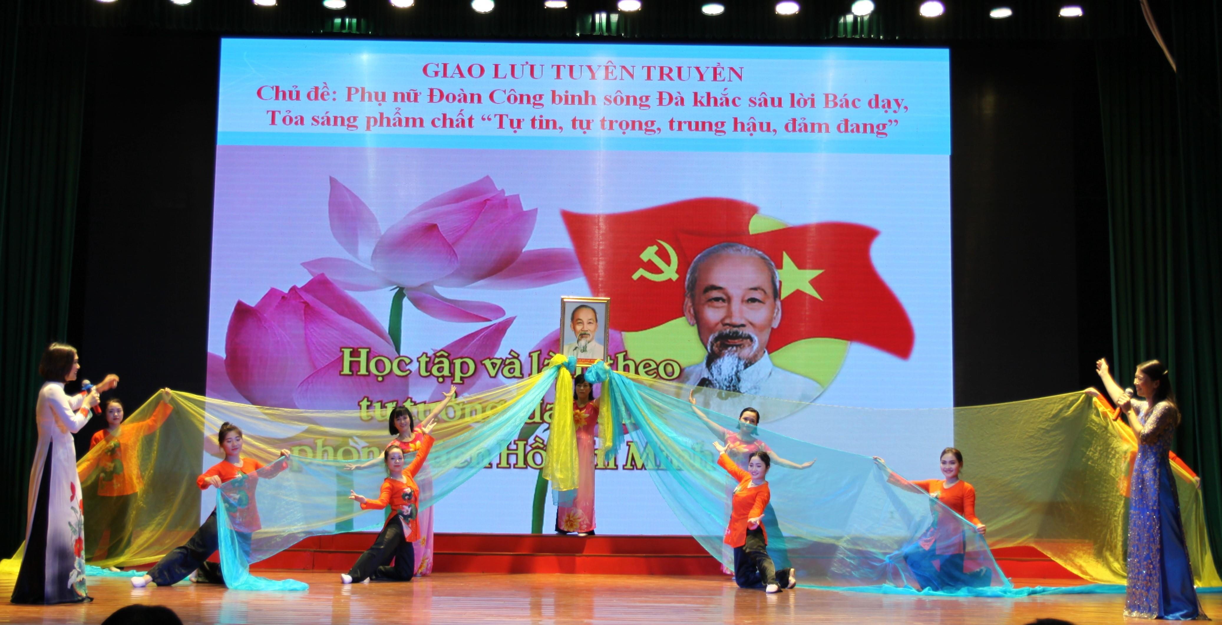 Nhiệt tình trong công tác, đảm đang ở gia đình