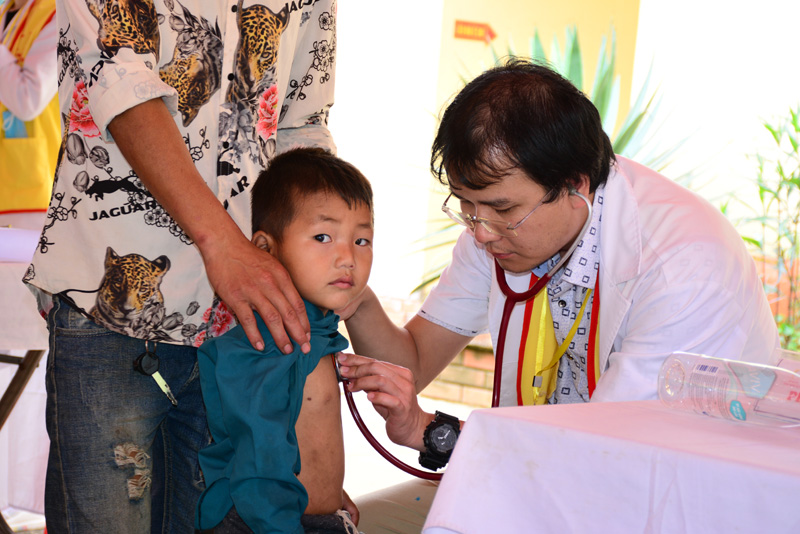 Hội Bác sĩ tình nguyện khám bệnh nhân đạo và trao tặng sách tại Si Ma Cai