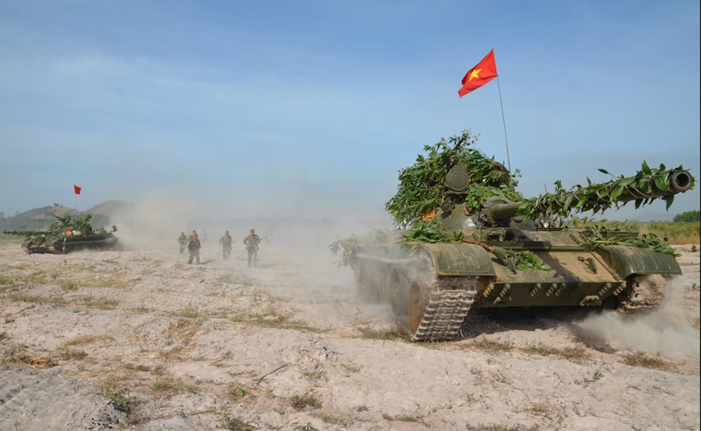 Phối hợp hiệp đồng quân binh chủng trong diễn tập giữa Trung đoàn Bộ binh 1 (Sư đoàn 9) với Lữ đoàn Tăng thiết giáp 22, Quân đoàn 4.