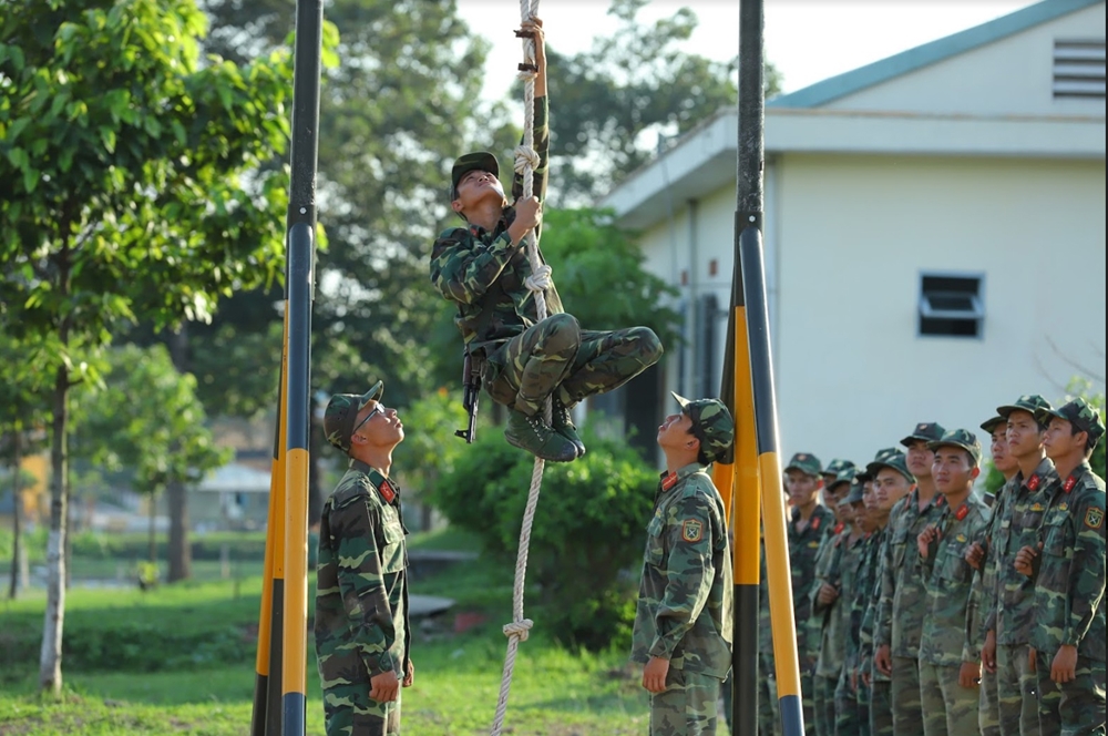 Các chiến sĩ Trung đoàn 31, Sư đoàn 309, Quân đoàn 4 rèn luyện thể lực.