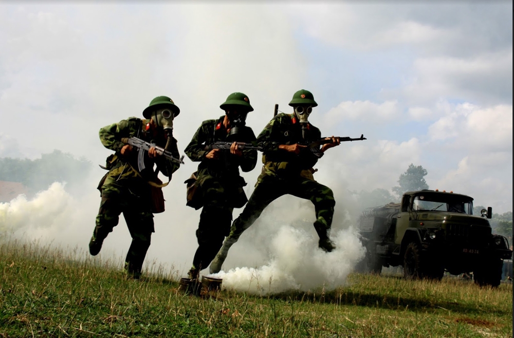 Chiến sĩ Tiểu đoàn 38, Bộ tham mưu, Quân đoàn 4 thực hành huấn luyện chuyên ngành hóa học.