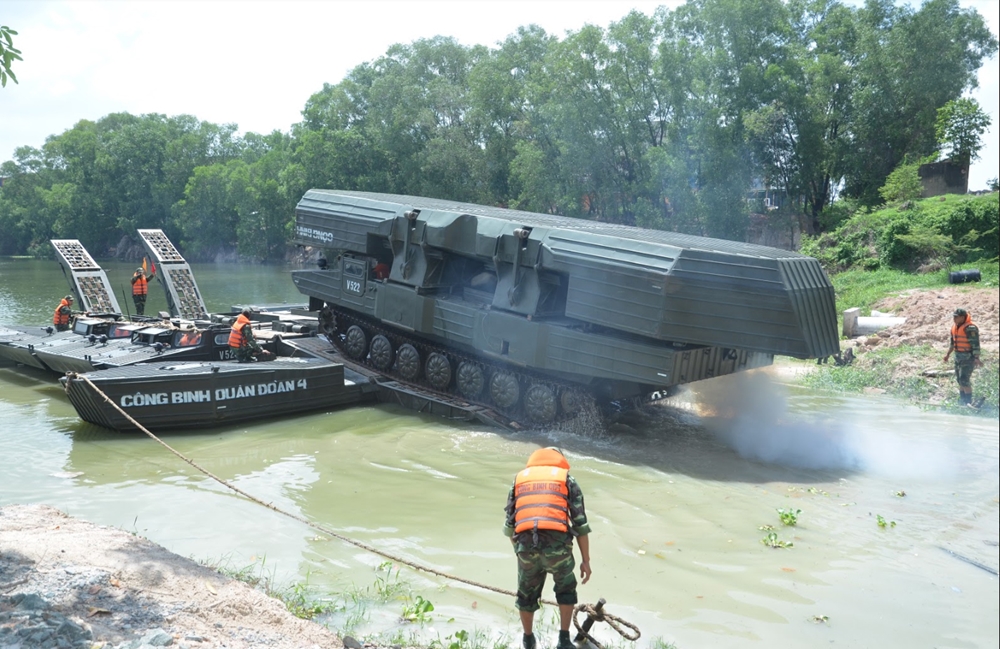 Lữ đoàn Công binh 550, Quân đoàn 4 triển khai phà tự hành bảo đảm vượt sông cho xe cơ giới.