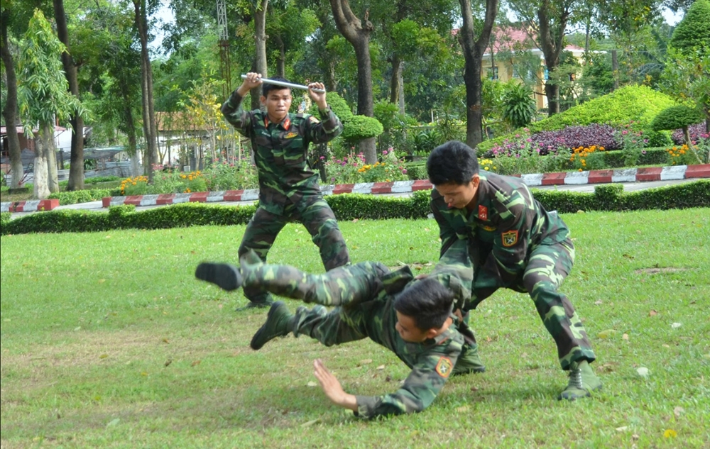 Các trinh sát Bộ tham mưu, Quân đoàn 4 tập động tác võ thuật.