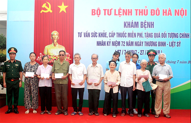 Bộ tư lệnh Thủ đô Hà Nội tặng quà, khám bệnh, cấp thuốc miễn phí tại huyện Đan Phượng

