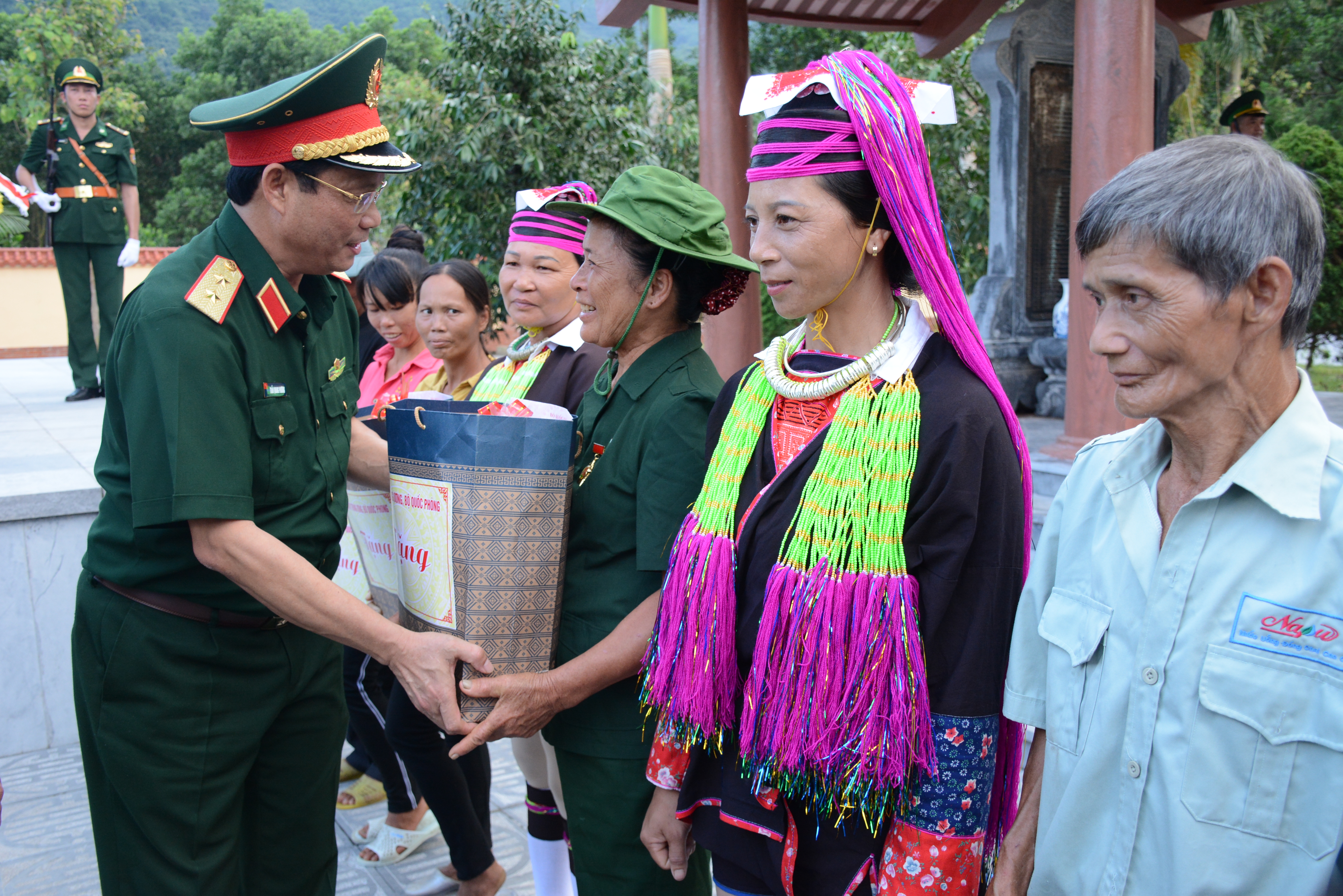 Đoàn công tác Ban Tổ chức Trung ương và Bộ Quốc phòng thăm, tặng quà gia đình chính sách tại Quảng Ninh