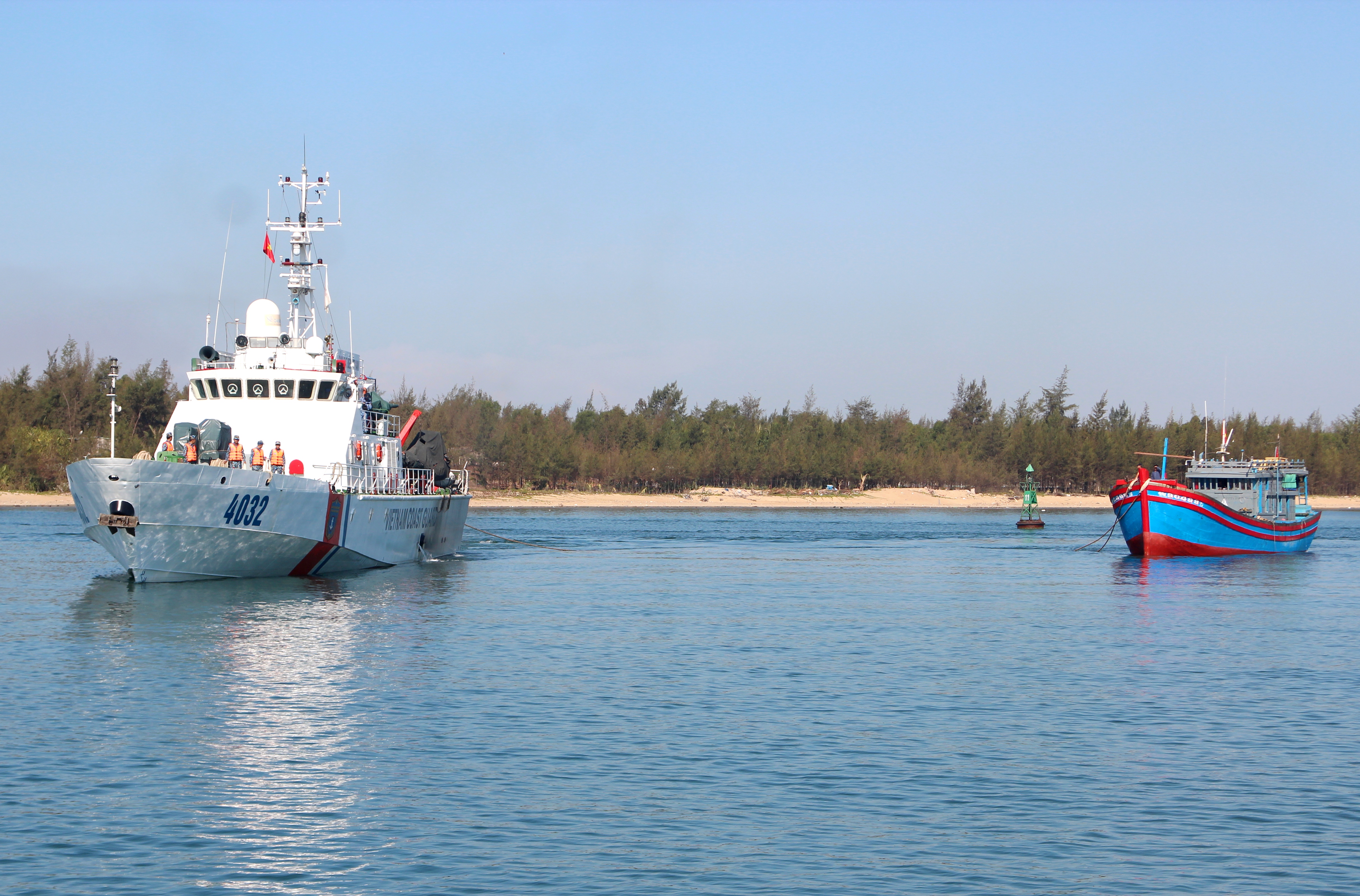 Bộ tư lệnh Vùng Cảnh sát biển 2 cứu hộ tàu cá cùng 6 ngư dân gặp nạn