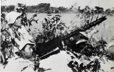 Vận dụng cách đánh linh hoạt hạn chế ưu thế hỏa lực của địch

