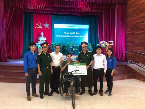 HABECO thăm tặng quà tại Trung tâm điều dưỡng thương binh Thuận Thành