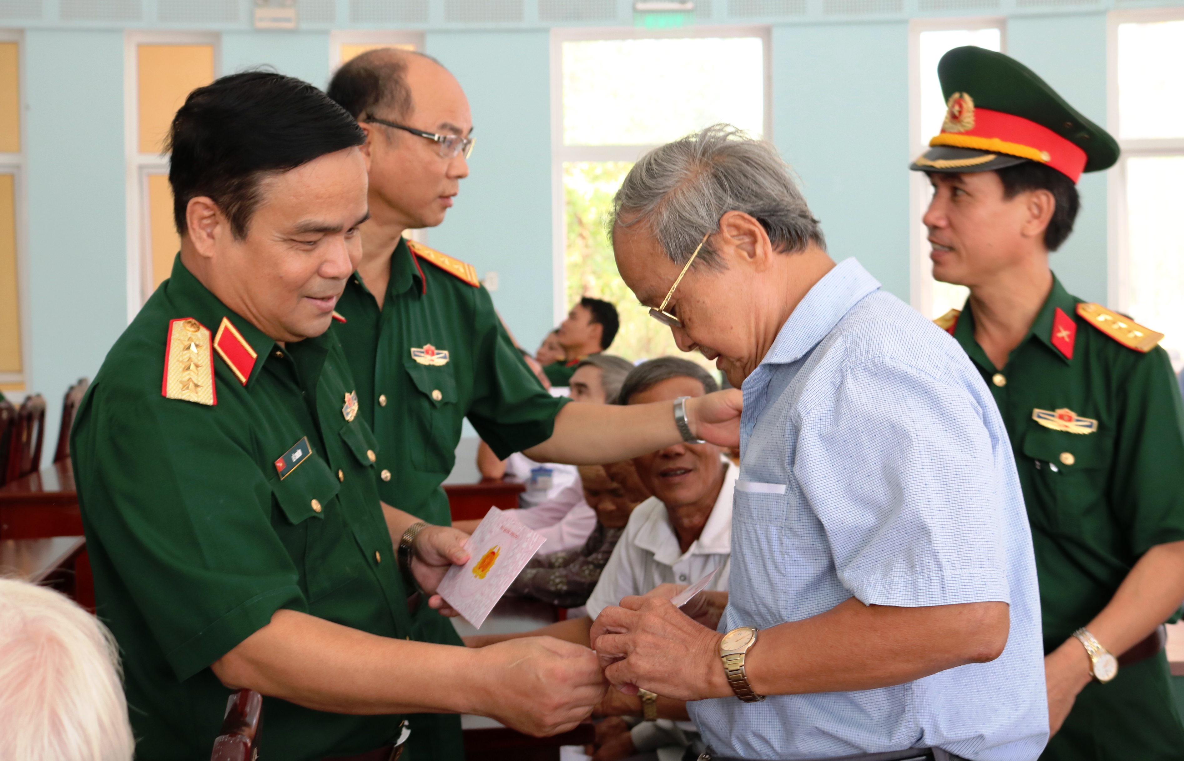 Thượng tướng Lê Chiêm viếng nghĩa trang liệt sĩ, thăm các gia đình chính sách ở Quảng Trị