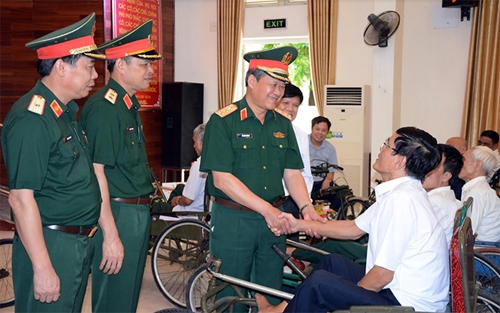 Thượng tướng Bế Xuân Trường thăm, tặng quà Trung tâm Điều dưỡng Thương binh Thuận Thành