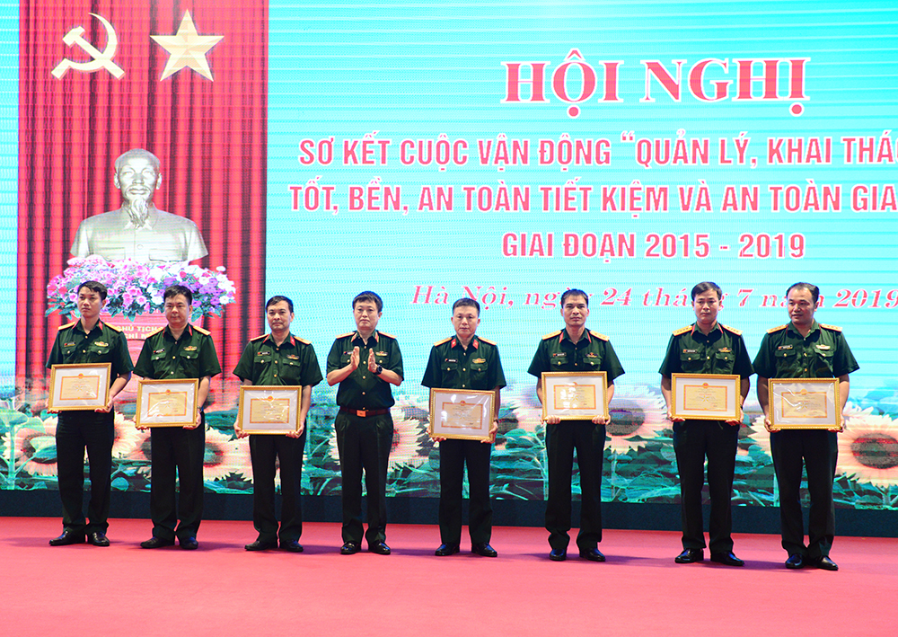 Cục Đối ngoại khen thưởng tập thể, cá nhân thực hiện tốt Cuộc vận động 50 