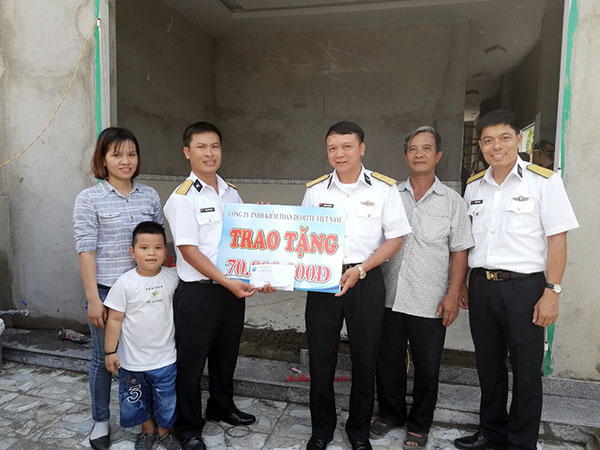 Vùng 4 Hải quân chi gần 500 triệu đồng tri ân người có công