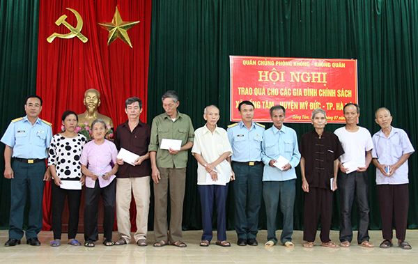 Cán bộ, chiến sĩ Quân chủng Phòng không - Không quân làm công tác dân vận tại xã Đồng Tâm 

