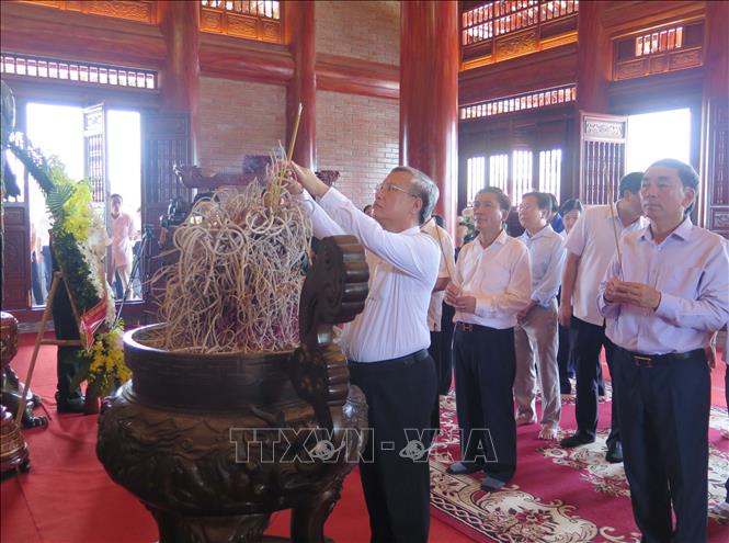 Thường trực Ban Bí thư Trần Quốc Vượng dâng hương tưởng niệm các anh hùng liệt sĩ tại tỉnh Thái Nguyên
