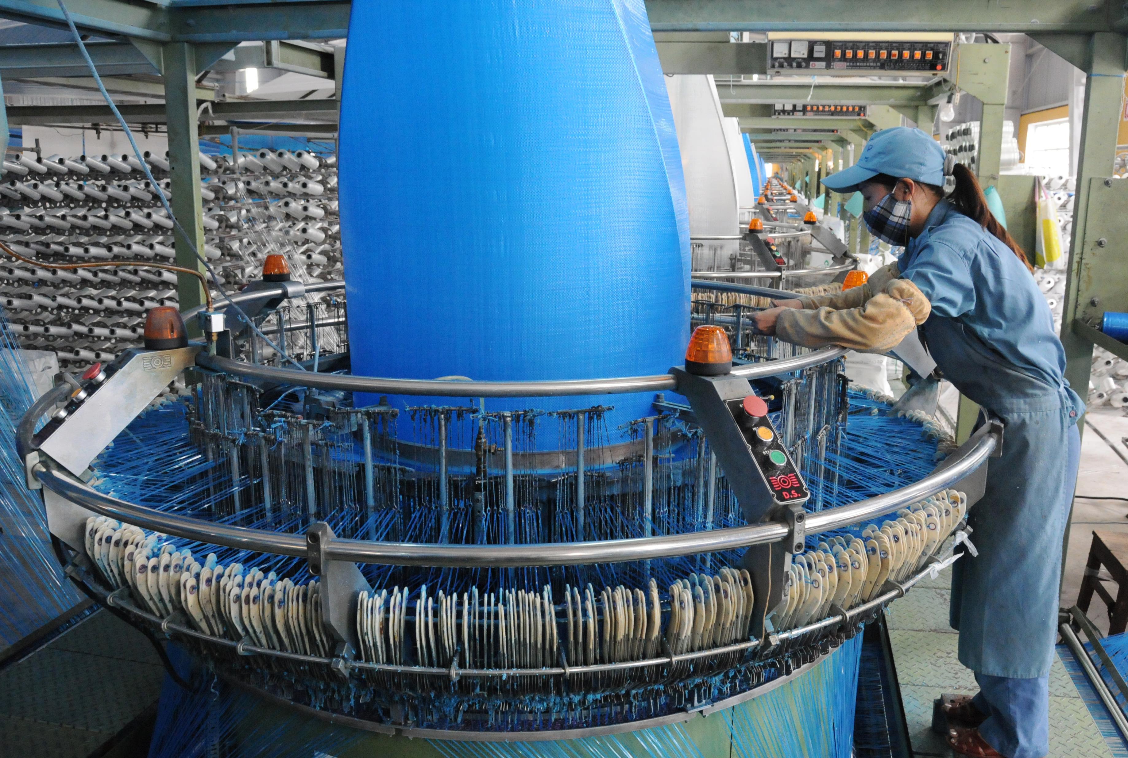 Hăng hái thi đua lao động, sản xuất