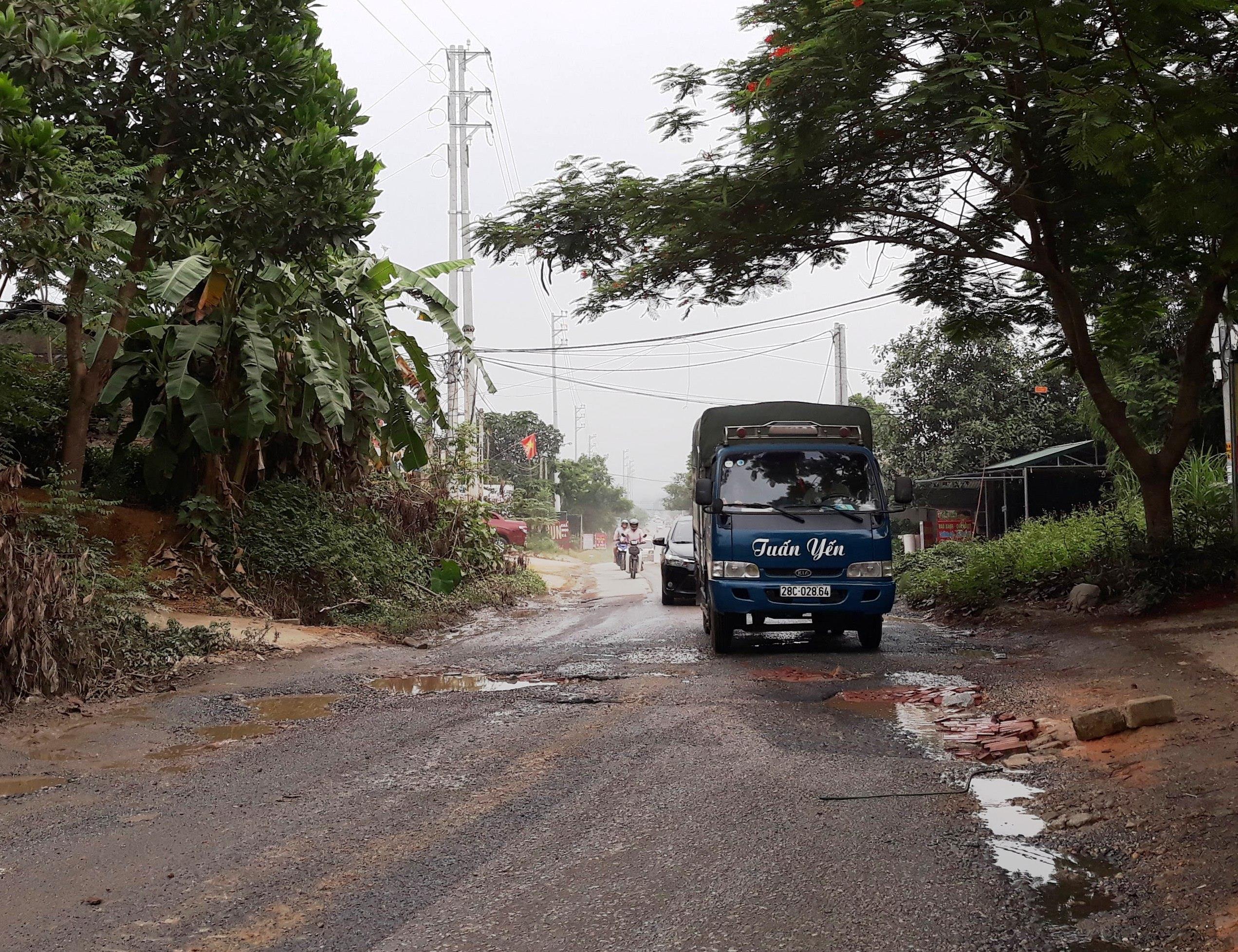 Tiềm ẩn nguy cơ tai nạn trên tuyến đường xuống cấp