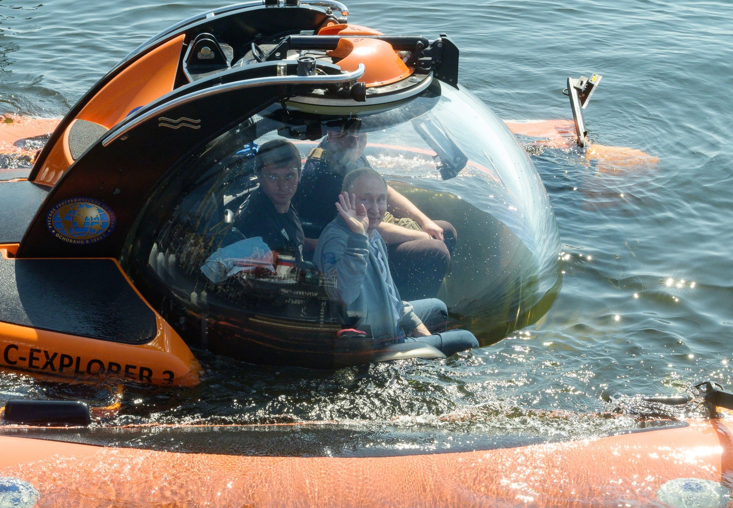 Tổng thống Nga lặn xuống đáy biển tưởng niệm tàu ngầm chìm

