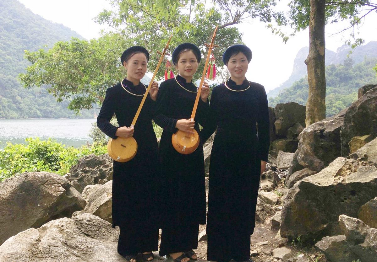 Ngân nga câu hát then giữa hồ Ba Bể