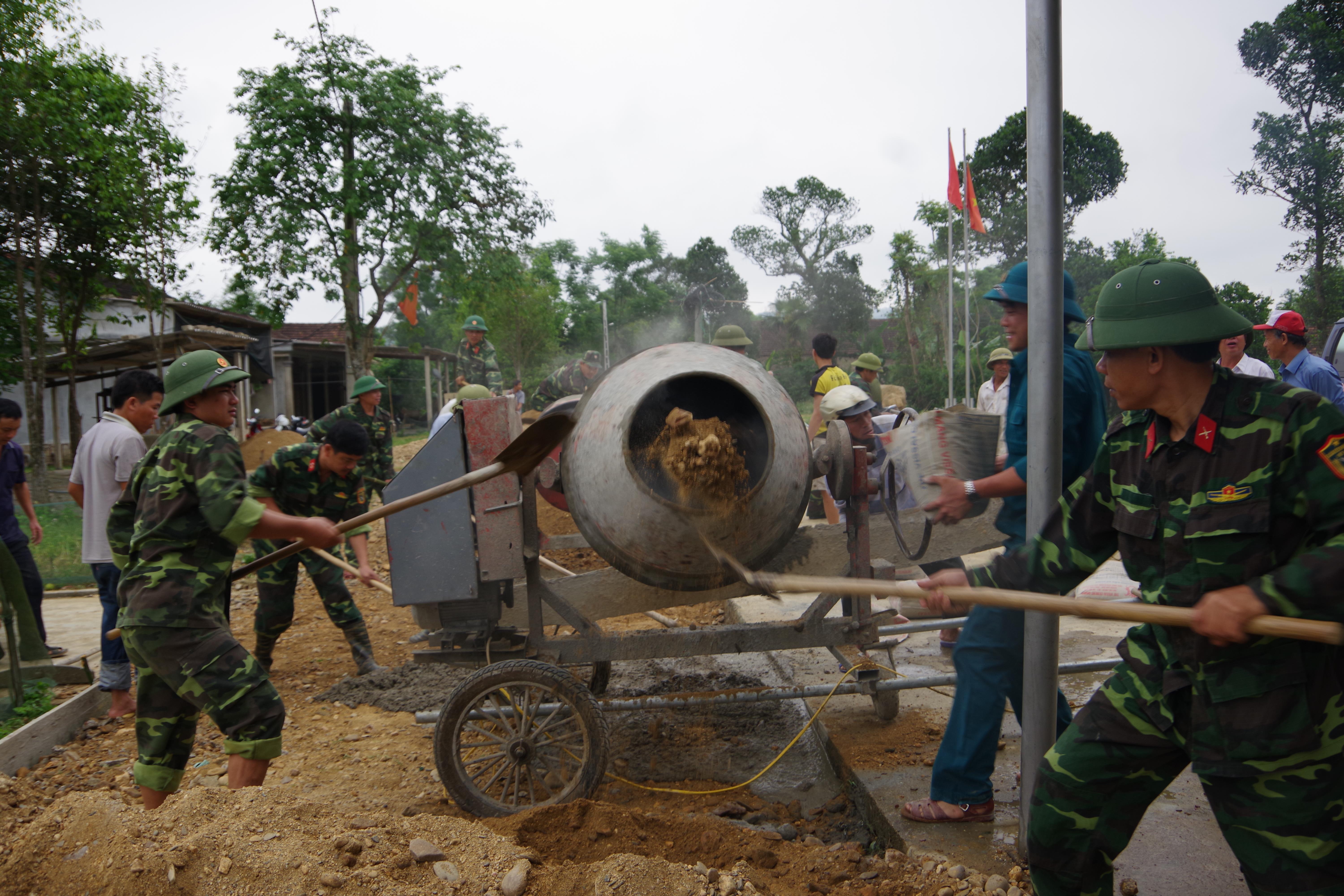 Cùng dân gánh vác việc cần, việc khó

