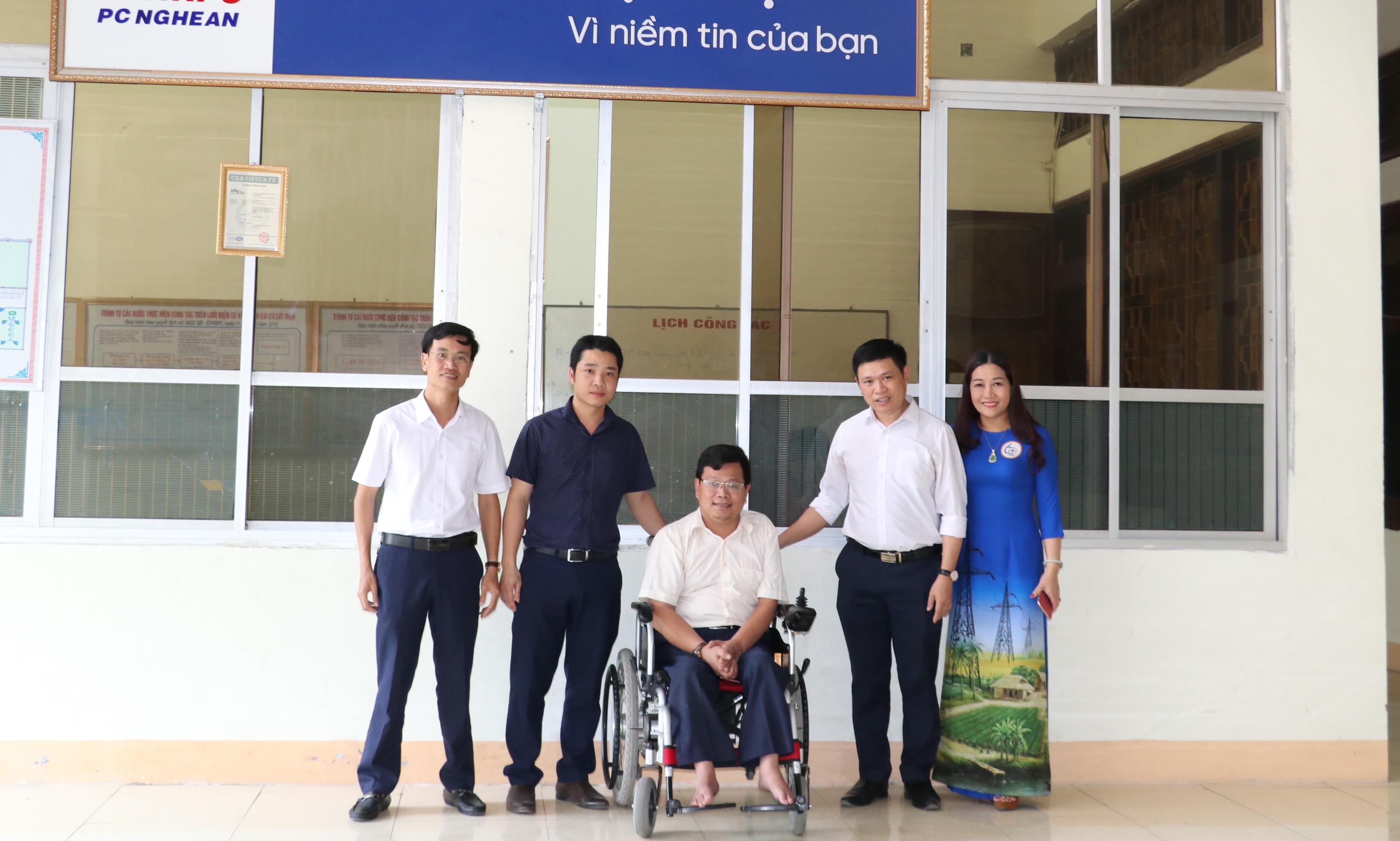 Anh Vũ Thanh Hồng luôn nhận được sự quan tâm và hỗ trợ từ đồng nghiệp.