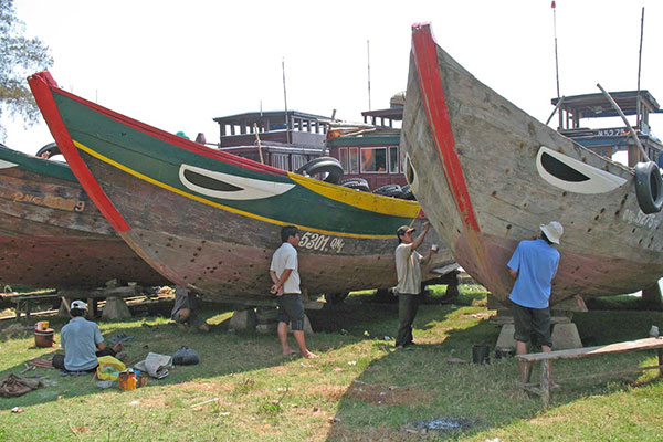 Đồng hành cùng ngư dân vươn khơi, bám biển