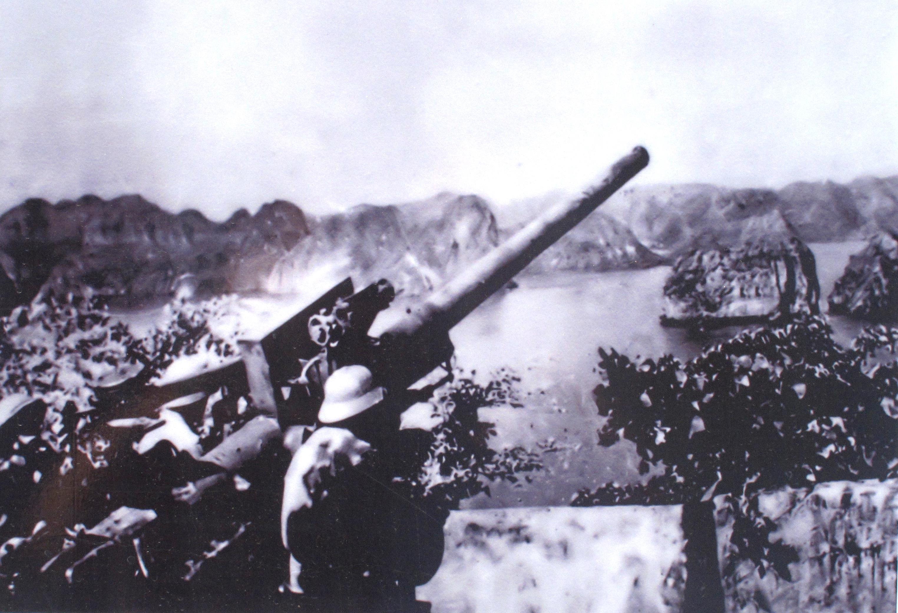 Dụ máy bay địch vào trận địa pháo

