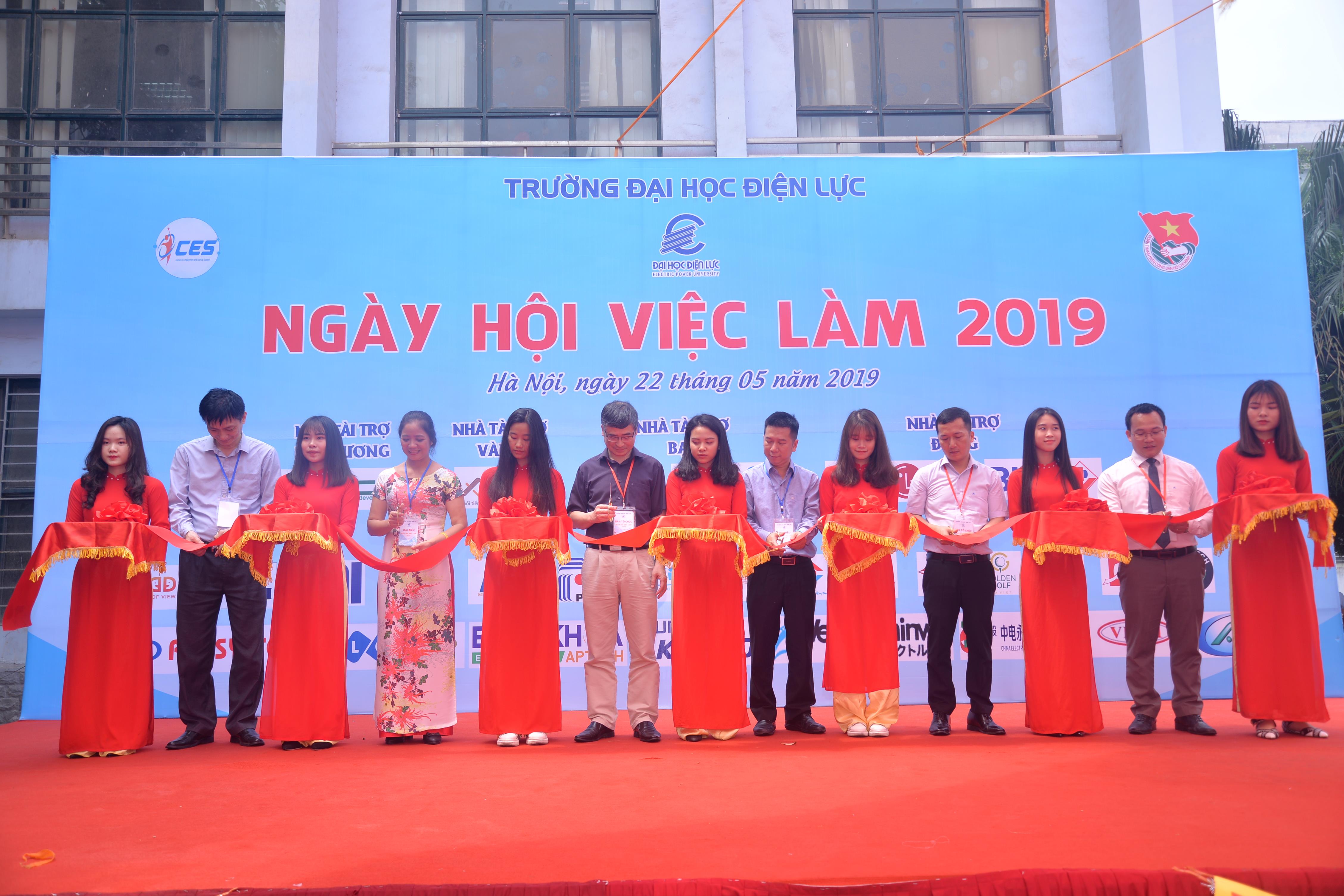 Kết nối  “người tìm việc” và “việc tìm người”