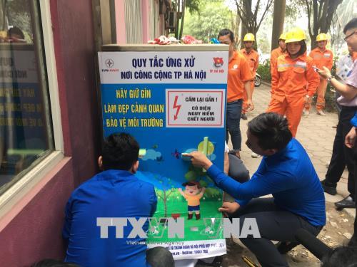 ỨNG XỬ VĂN HÓA NƠI CÔNG CỘNG