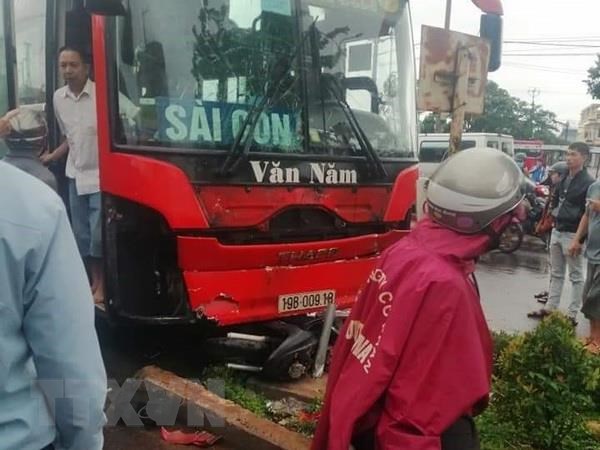 Gia Lai: Xe khách mất lái đâm 5 người chết và bị thương