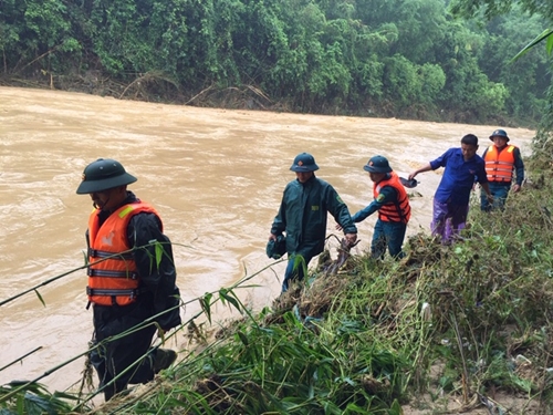 LLVT tỉnh Thanh Hóa tiếp cận các bản bị cô lập do mưa lũ