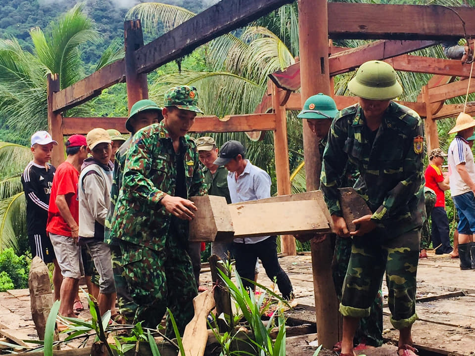 Giúp dân khắc phục hậu quả mưa lũ